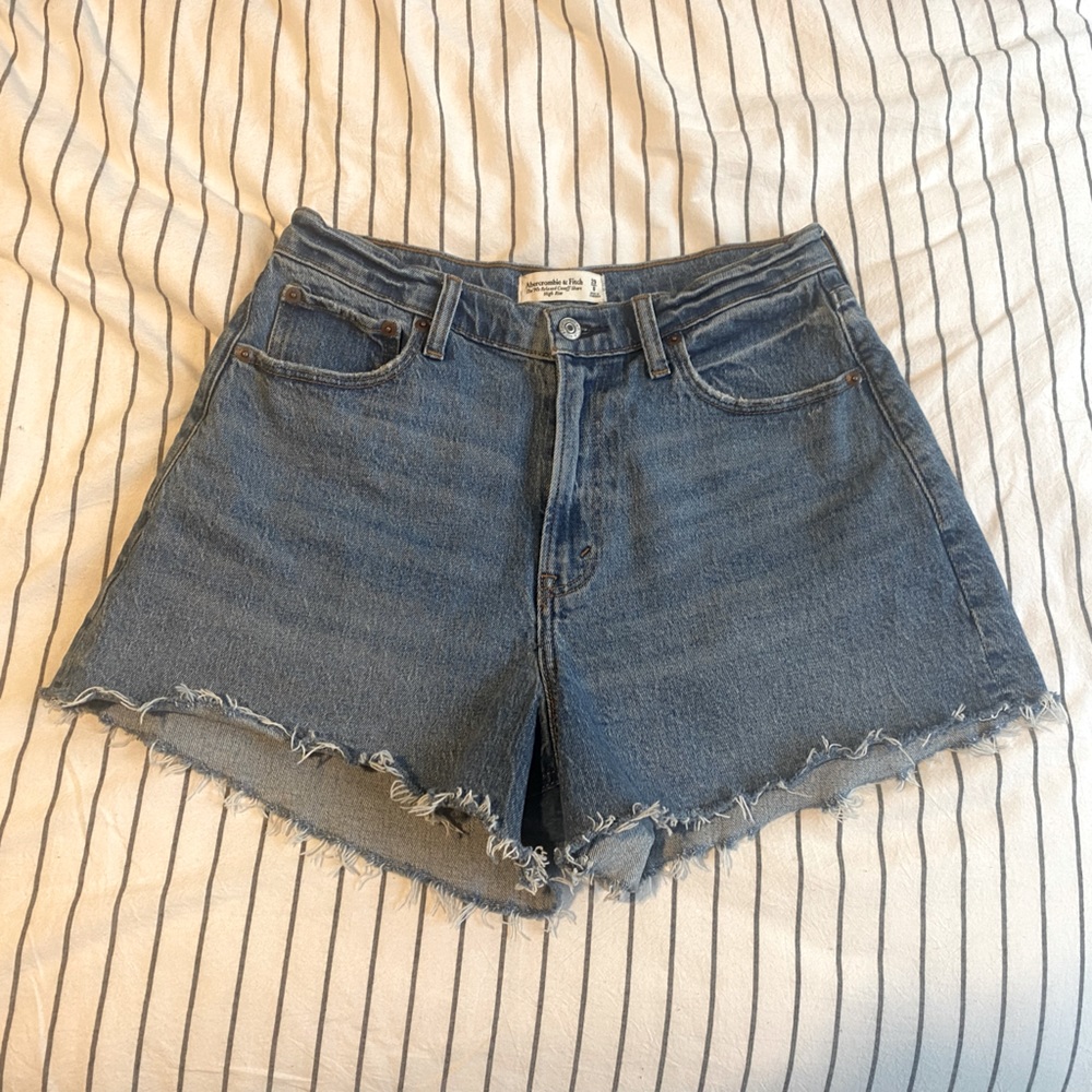 Abercrombie & Fitch Curve Love 90s Cut Off Shorts